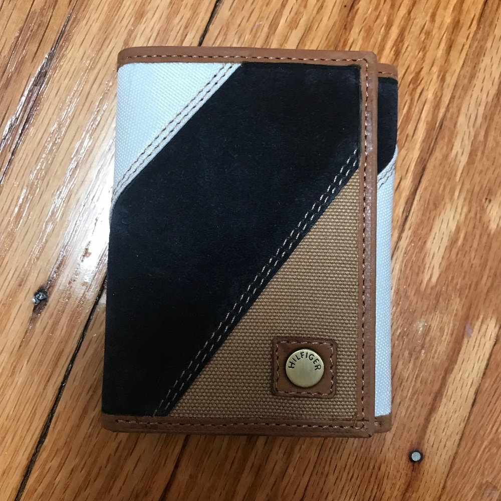 NWOT TOMMY HILFIGER KHAKI/NAVY/OFF WHITE TRIFOLD